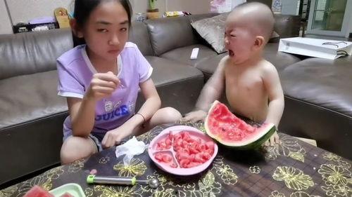 姐姐不让弟弟吃瓜,姐姐的禁忌与弟弟的渴望