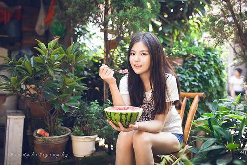 夏天吃瓜女孩图片,青春少女的甜蜜时光